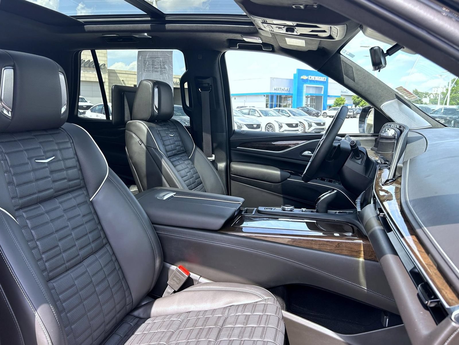 Certified 2024 Cadillac Escalade Premium Luxury Platinum w/ Heavy-Duty Trailer Package AWD/4WD image 26