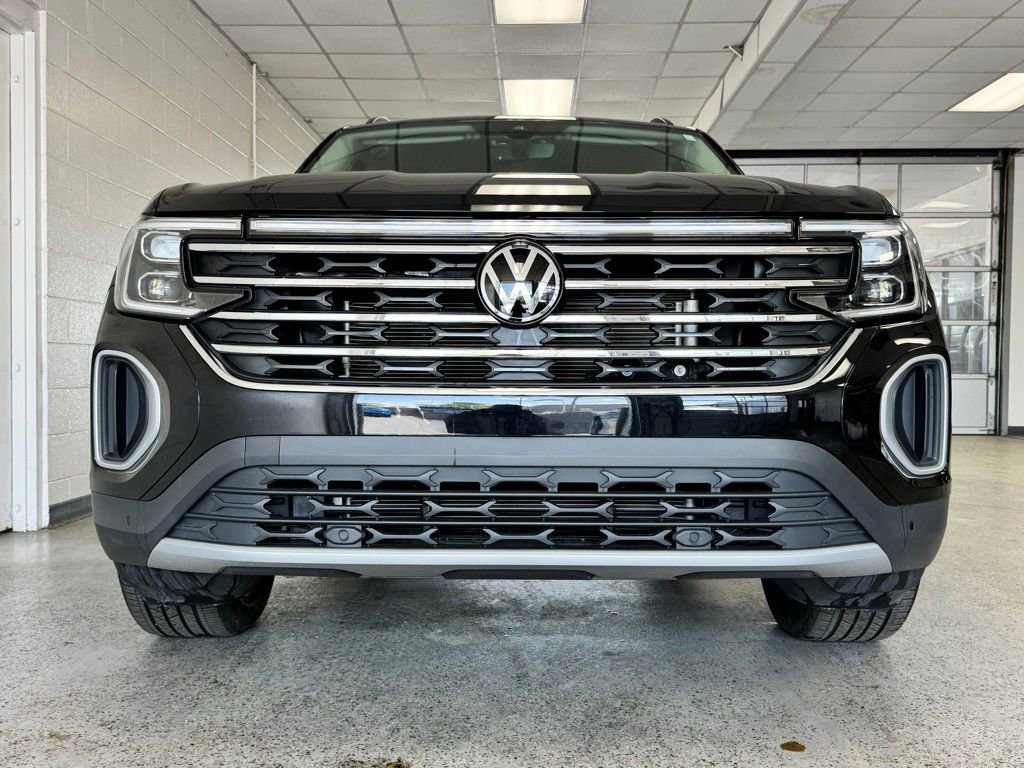 Used 2024 Volkswagen Atlas SE w/ Black Wheel Package image 4