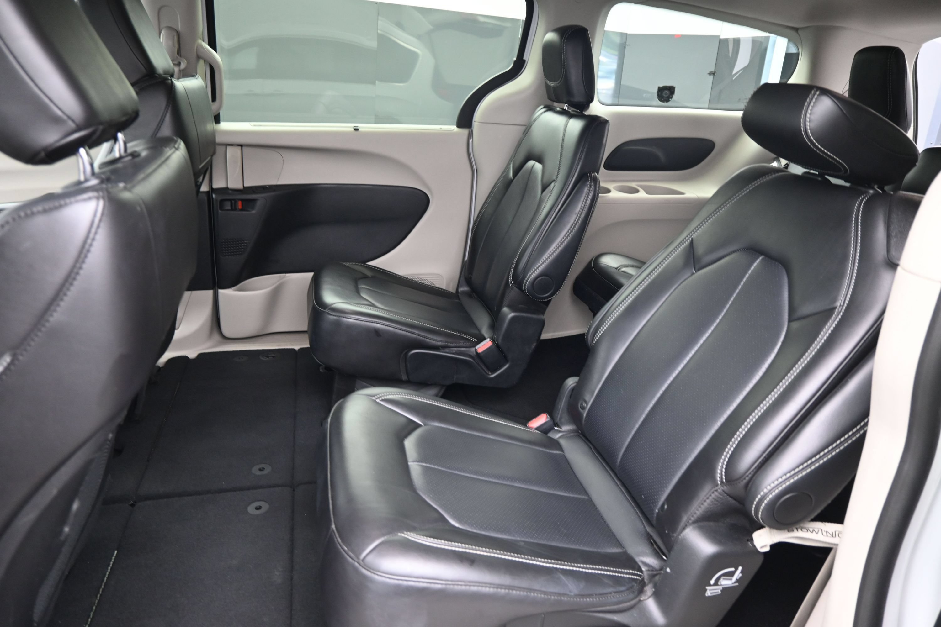 Used 2024 Chrysler Pacifica Touring-L FWD image 15