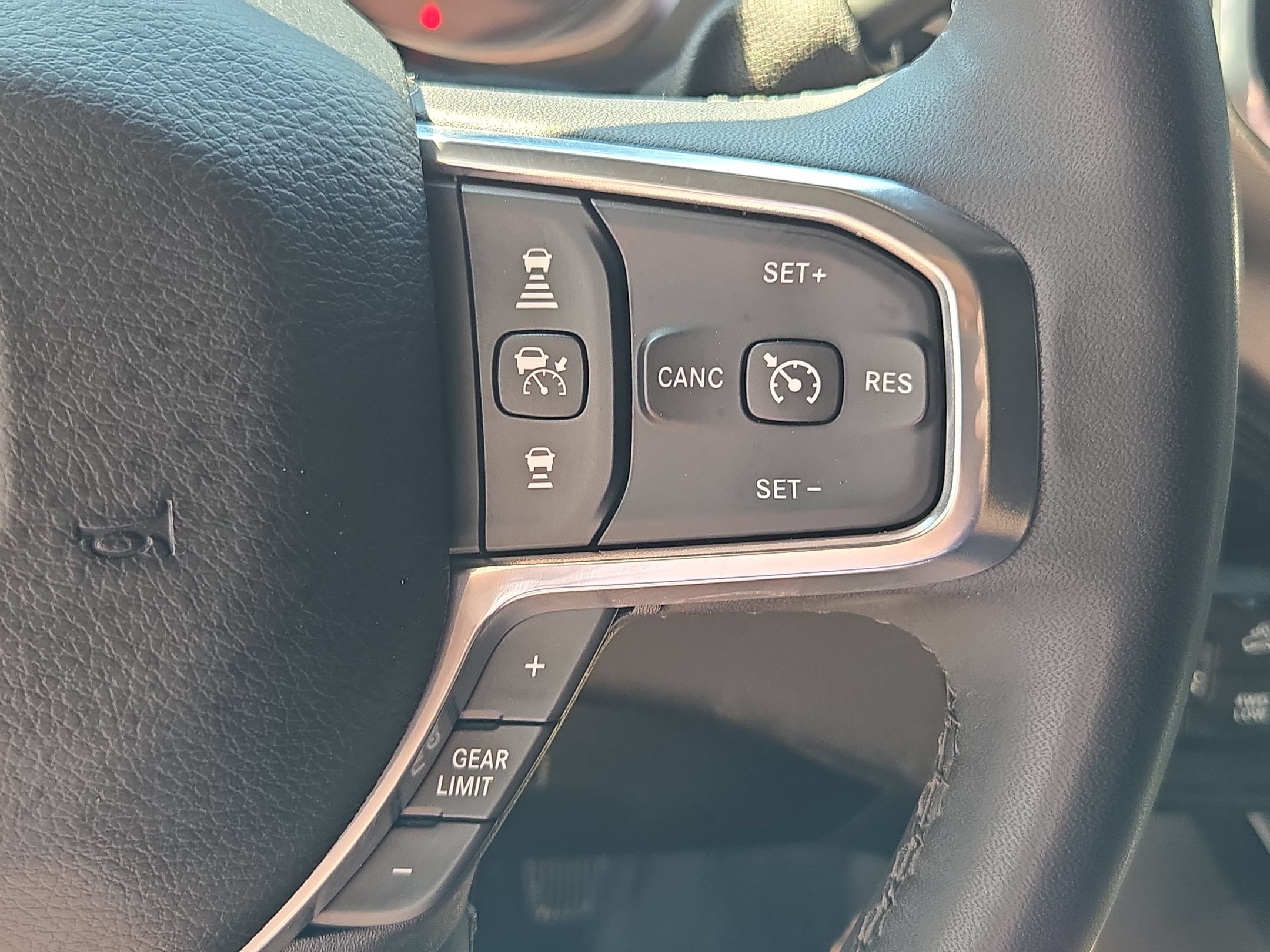 Used 2025 RAM 2500 Laramie AWD/4WD image 30