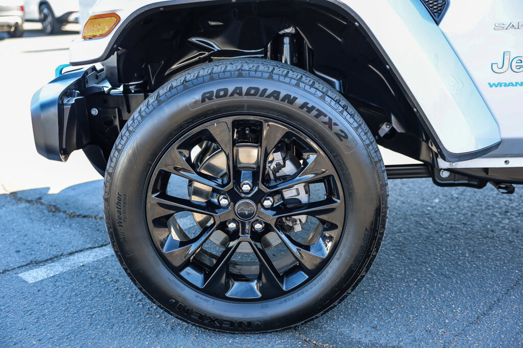 Used 2024 Jeep Wrangler Unlimited Sahara AWD/4WD image 30