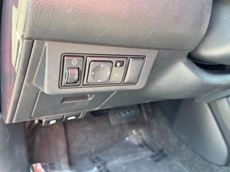 Used 2009 Nissan Versa Hatchback w/ Convenience Pkg FWD image 16