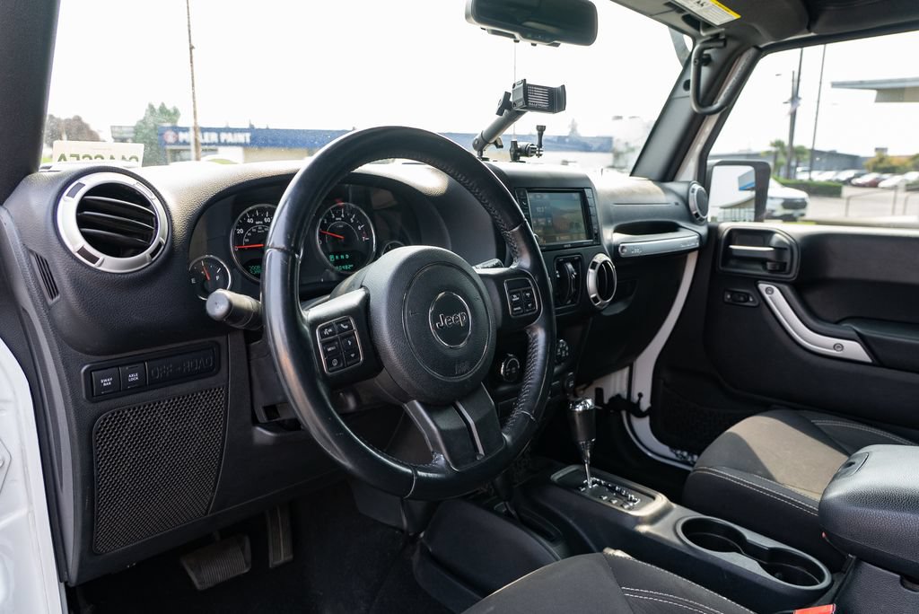 Used 2016 Jeep Wrangler Unlimited Rubicon w/ Connectivity Group AWD/4WD image 23