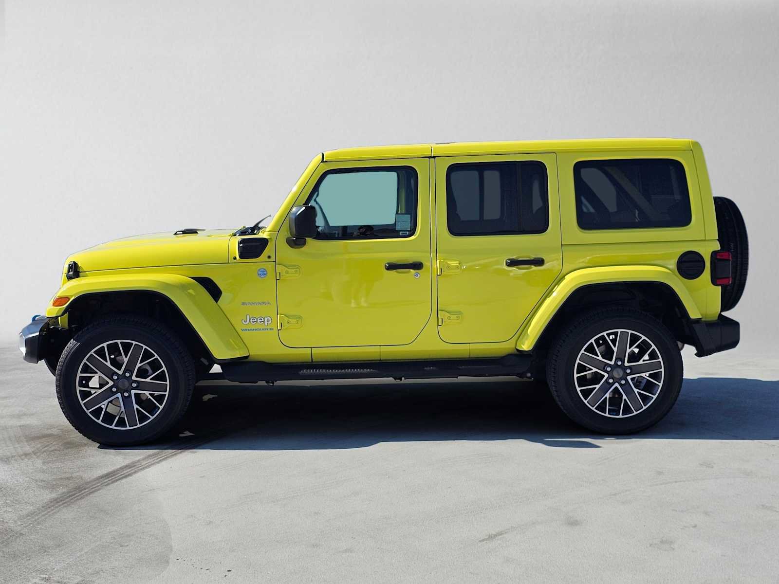Used 2023 Jeep Wrangler Unlimited Sahara w/ Cold Weather Group AWD/4WD image 6