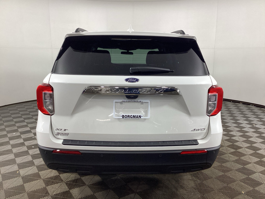 Used 2023 Ford Explorer XLT image 3