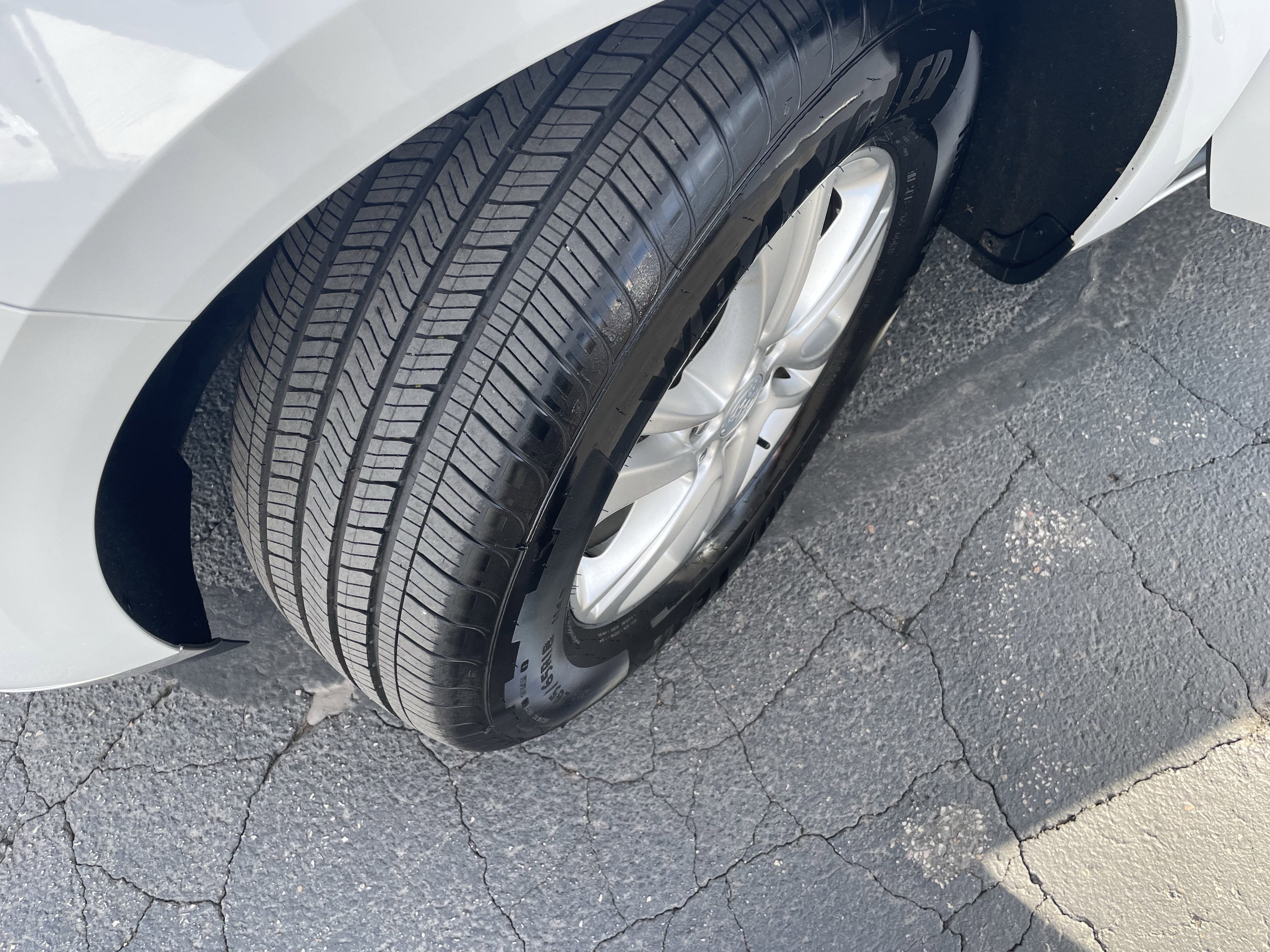 Used 2020 Buick Enclave Essence w/ LPO, Floor Liner Package AWD/4WD image 10