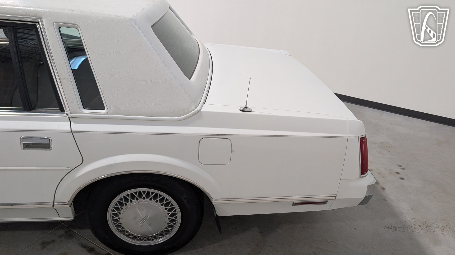 Used 1988 Lincoln Town Car RWD image 29