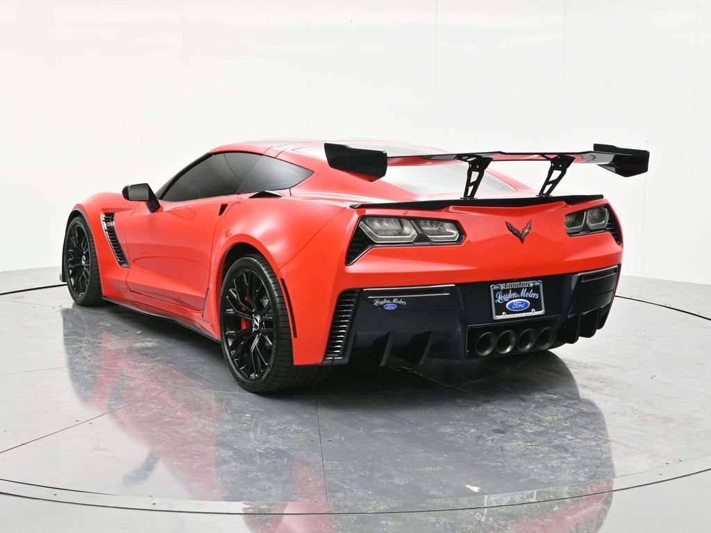 Used 2015 Chevrolet Corvette Z06 w/ 3LZ Preferred Equipment Group RWD image 7