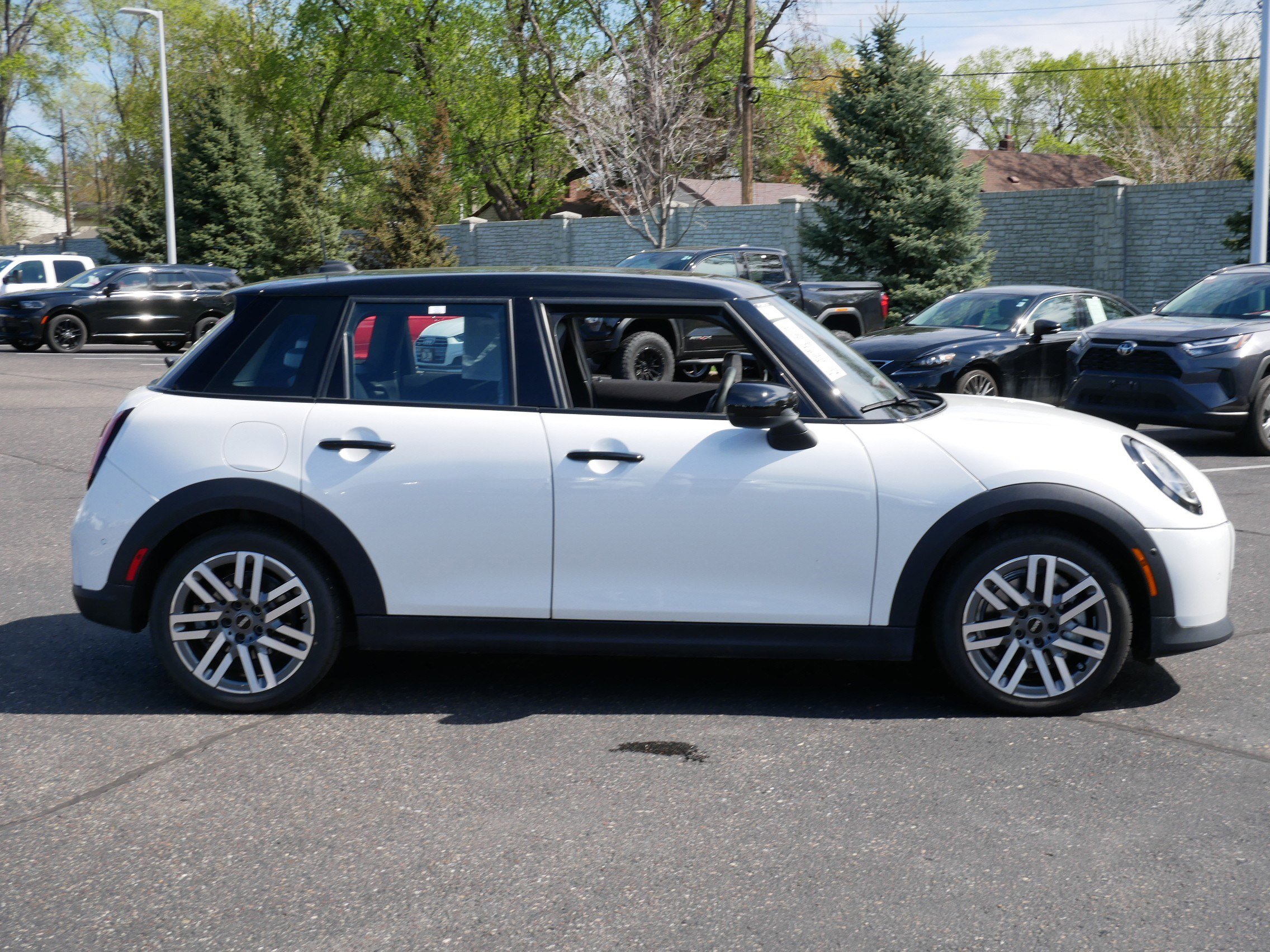 Used 2026 MINI Cooper 4-Door Hardtop FWD image 8