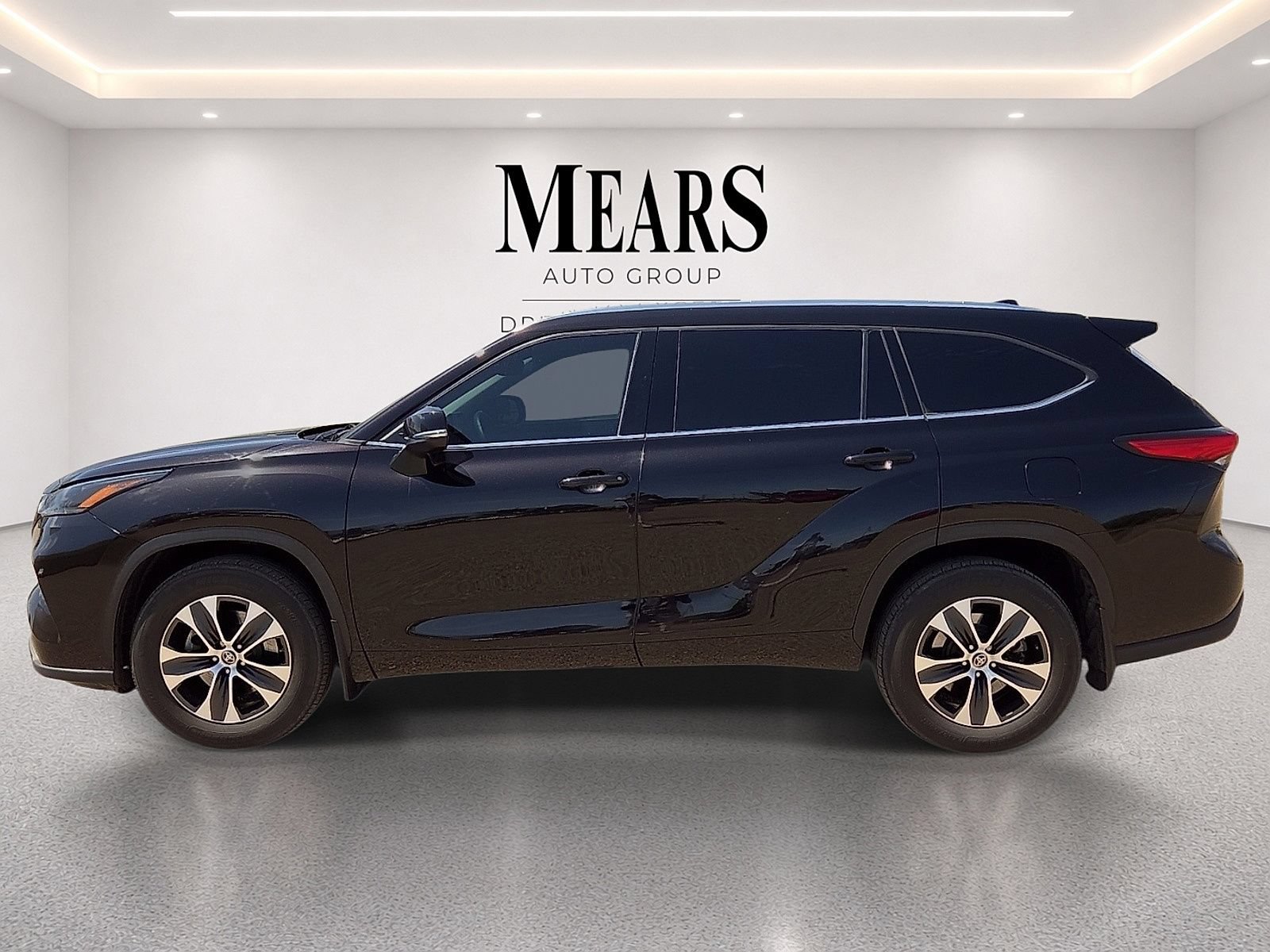 Used 2021 Toyota Highlander XLE AWD/4WD image 2