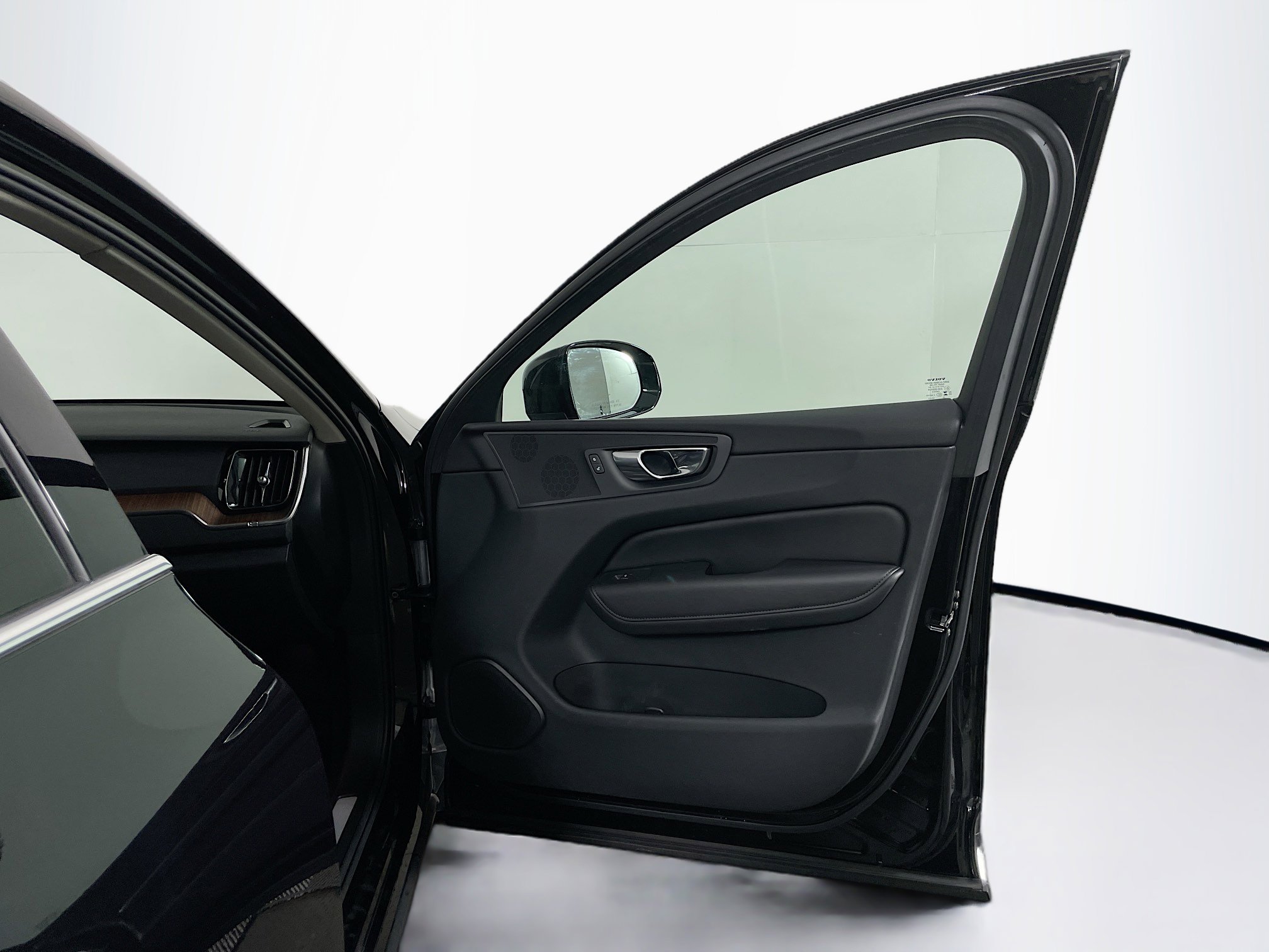 Used 2023 Volvo XC60 T8 Plus image 33