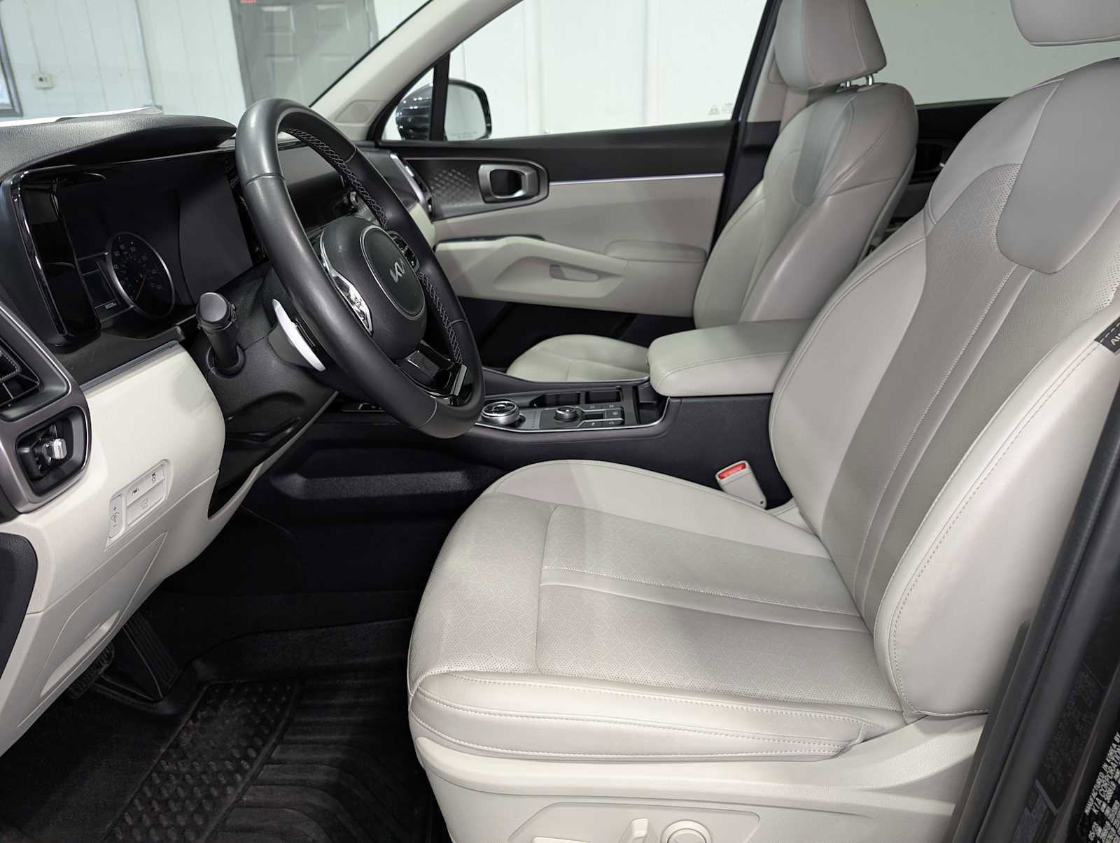 Certified 2023 Kia Sorento EX image 4