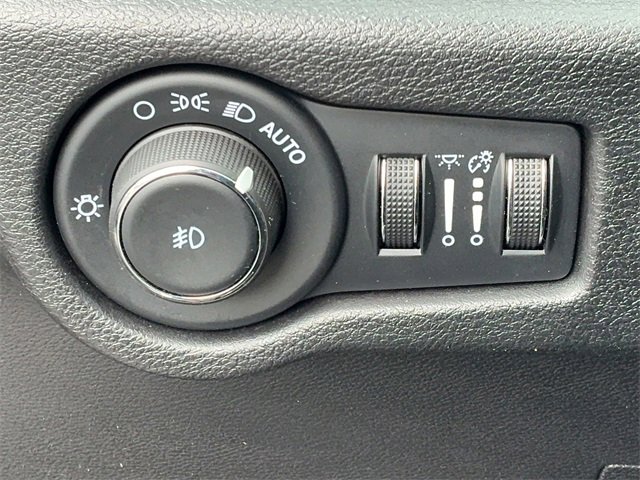 Used 2025 Chrysler Pacifica Limited image 32