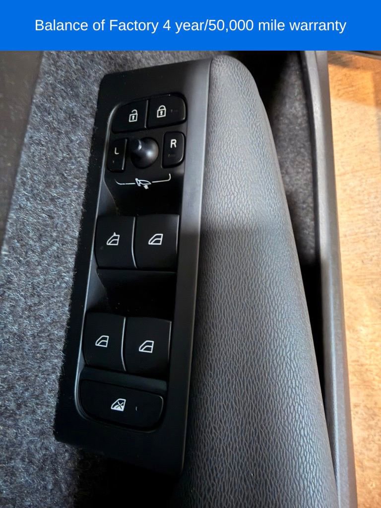 Used 2024 Volvo XC40 B5 Core image 15