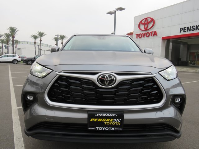 New 2026 Toyota Highlander XLE image 2