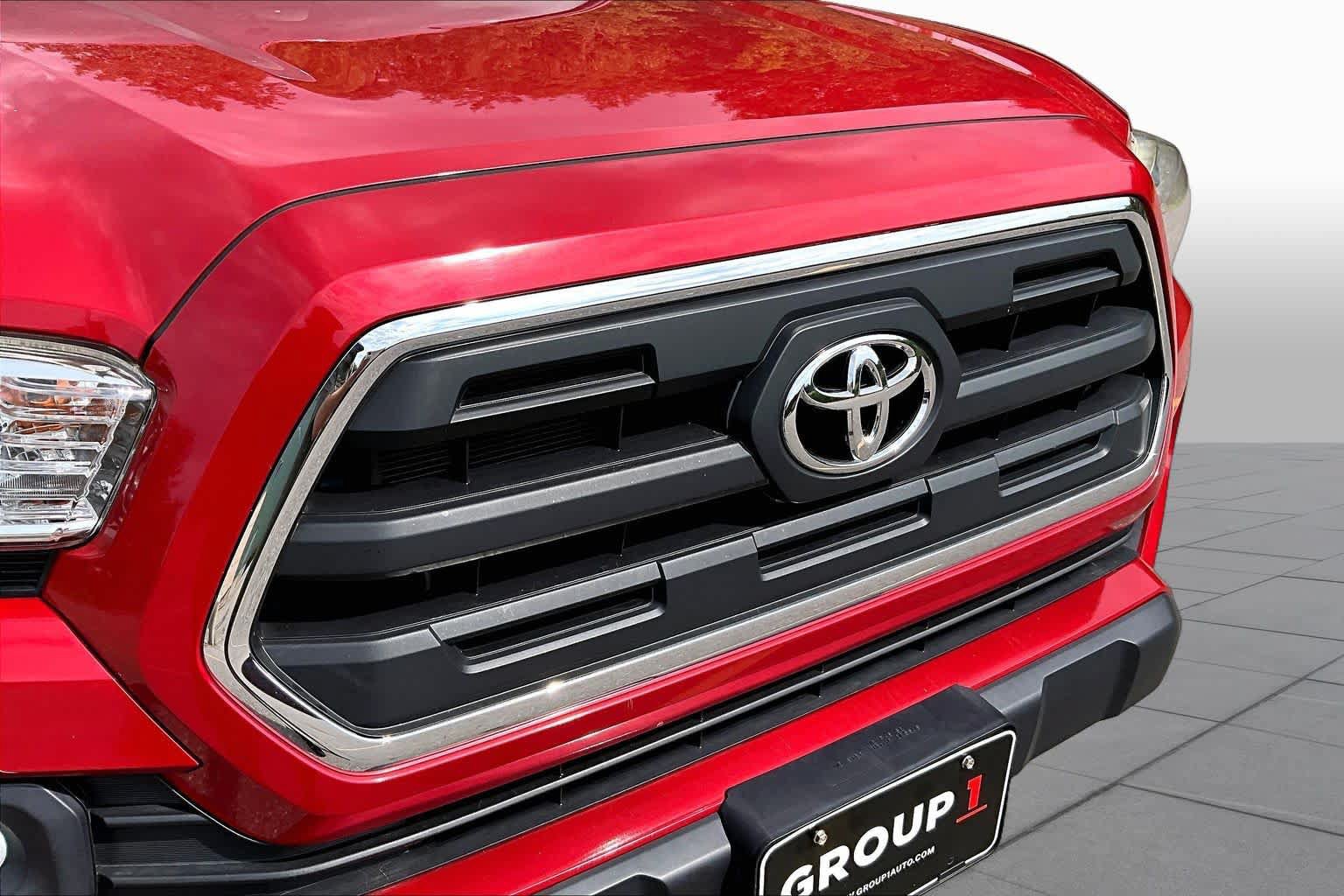 Used 2017 Toyota Tacoma SR5 AWD/4WD image 32