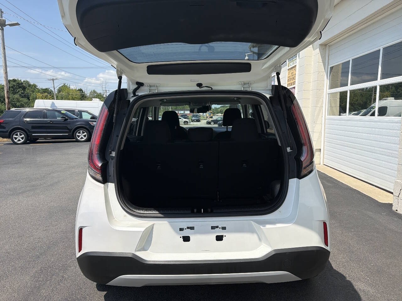 Used 2023 Kia Soul LX w/ LX Technology Package FWD image 11