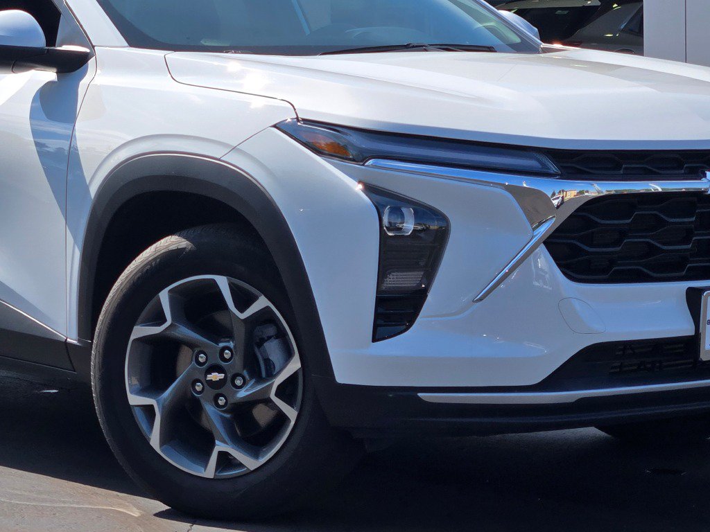 Certified 2026 Chevrolet Trax LT FWD image 3