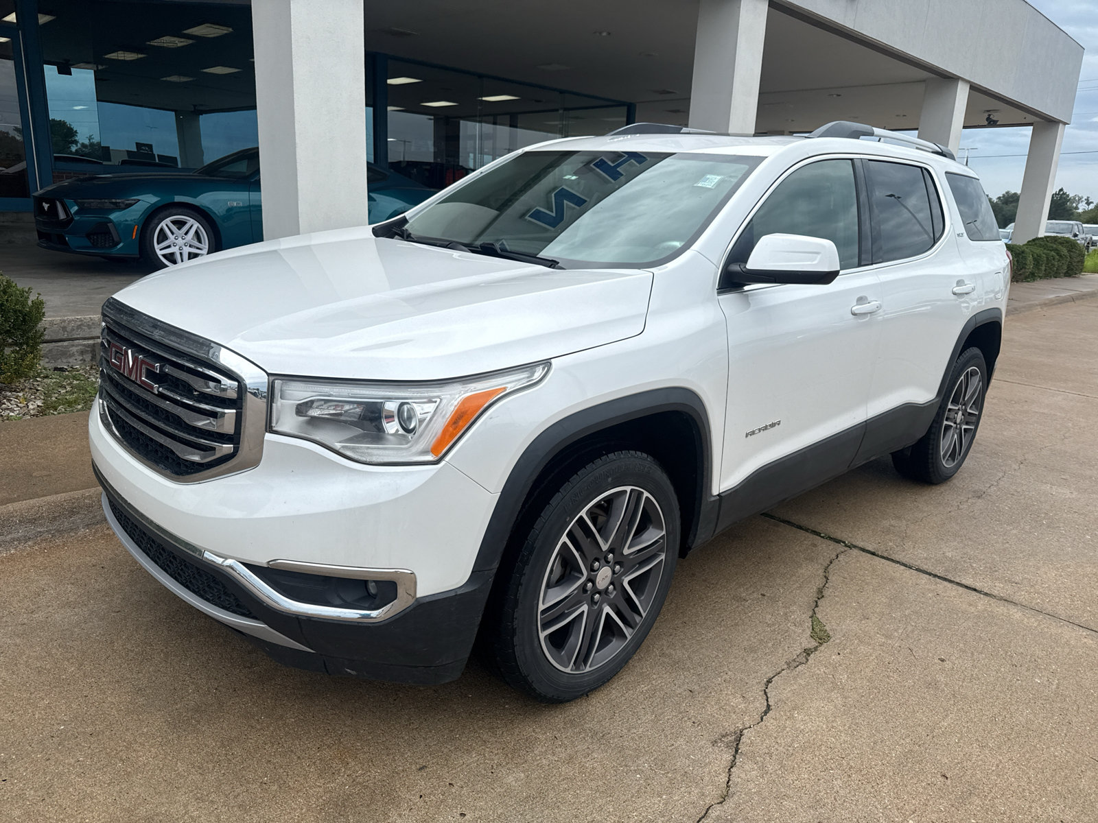 Used 2019 GMC Acadia SLT FWD image 2