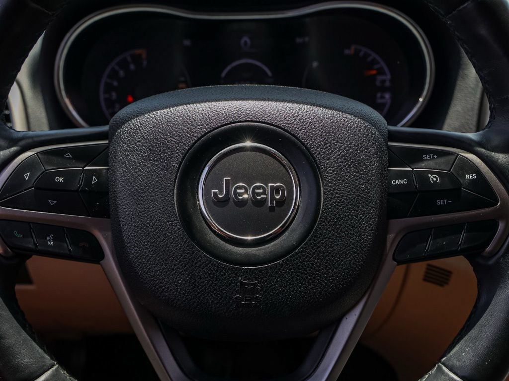 Used 2018 Jeep Grand Cherokee Laredo RWD image 25