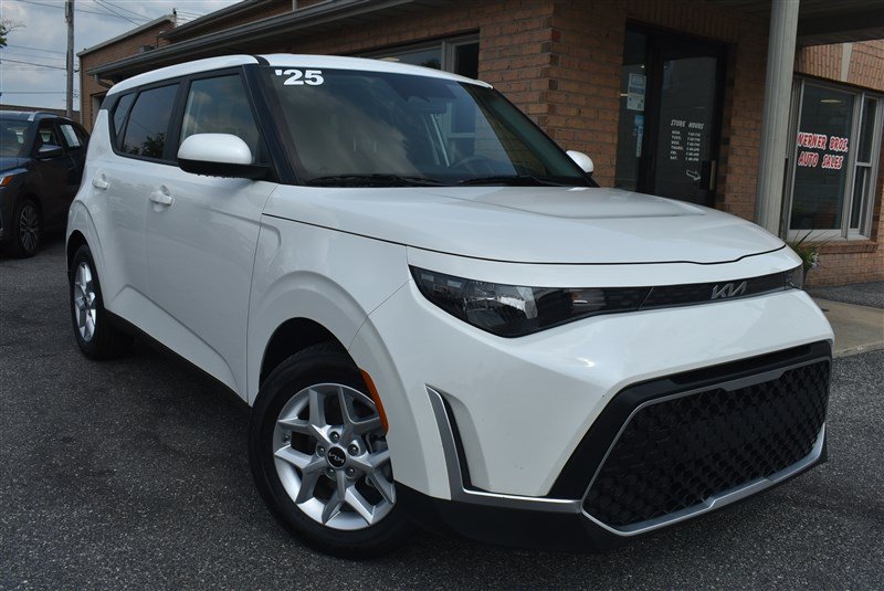 Used 2025 Kia Soul LX w/ LX Technology Package FWD image 1