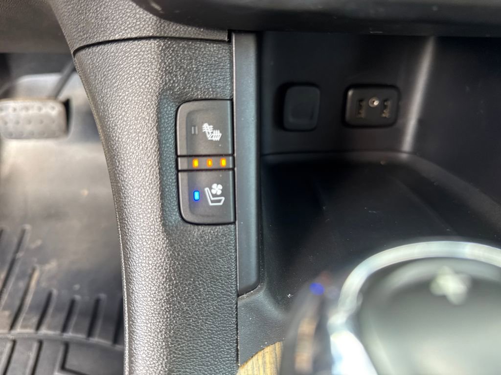 Used 2019 GMC Acadia Denali w/ Technology Package AWD/4WD image 17