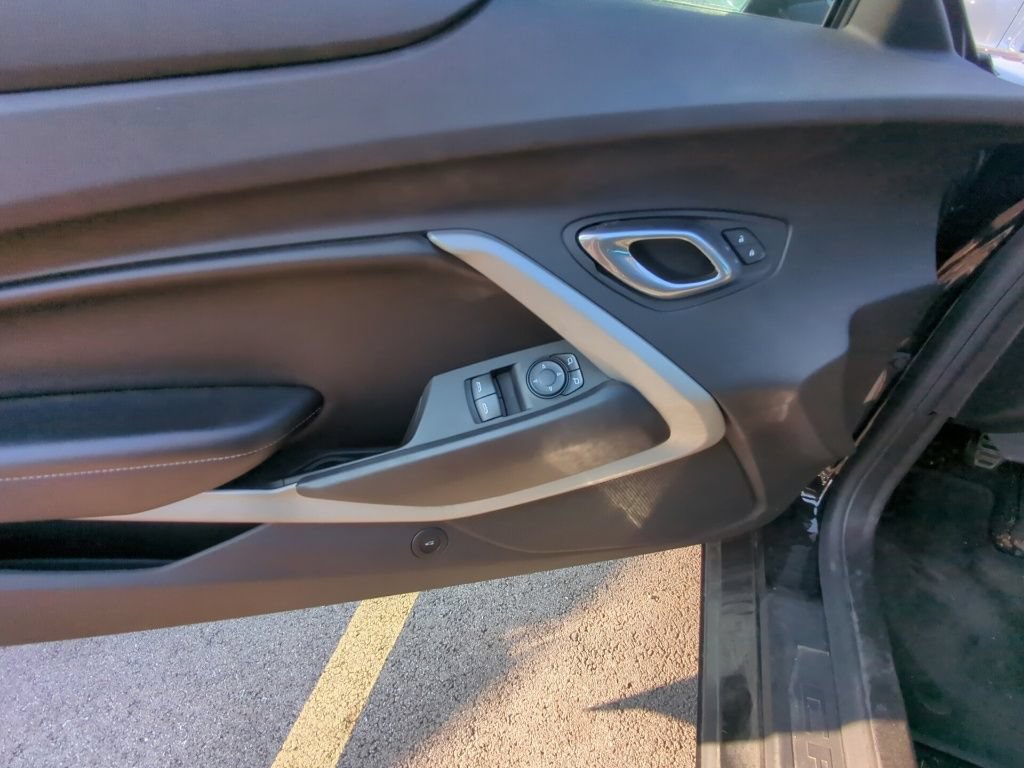 Used 2018 Chevrolet Camaro SS RWD image 9