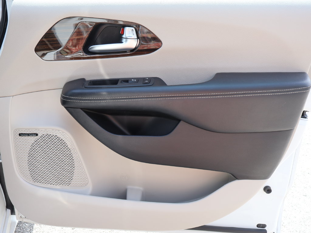 Used 2022 Chrysler Pacifica Limited FWD image 7