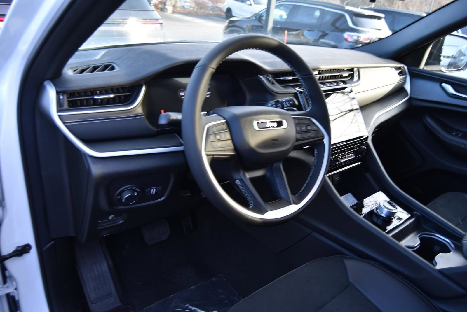 New 2025 Jeep Grand Cherokee L Altitude image 15