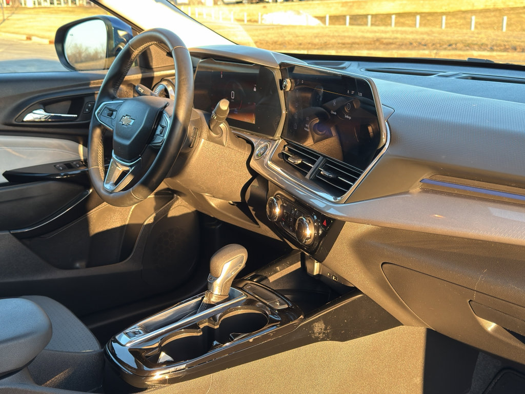 Used 2024 Chevrolet Trax LT w/ Sunroof Package image 27