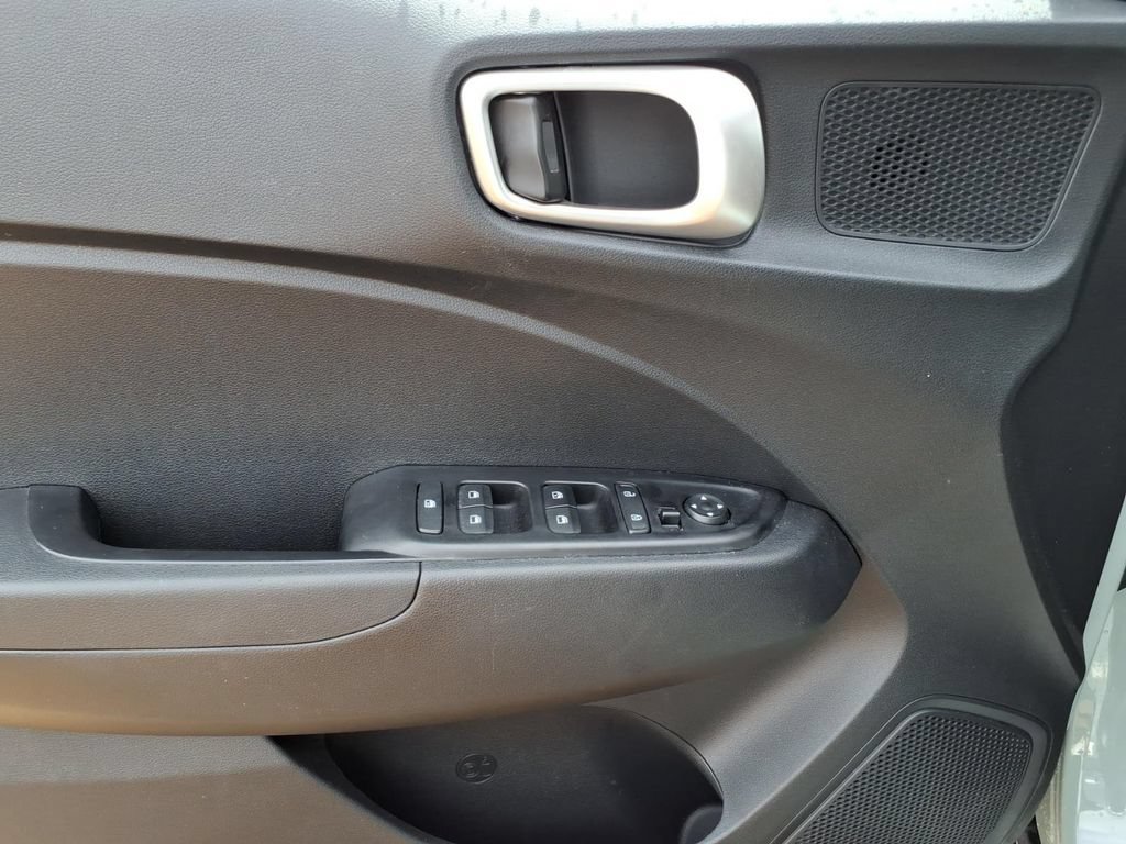 Used 2025 Hyundai Venue SEL FWD image 15