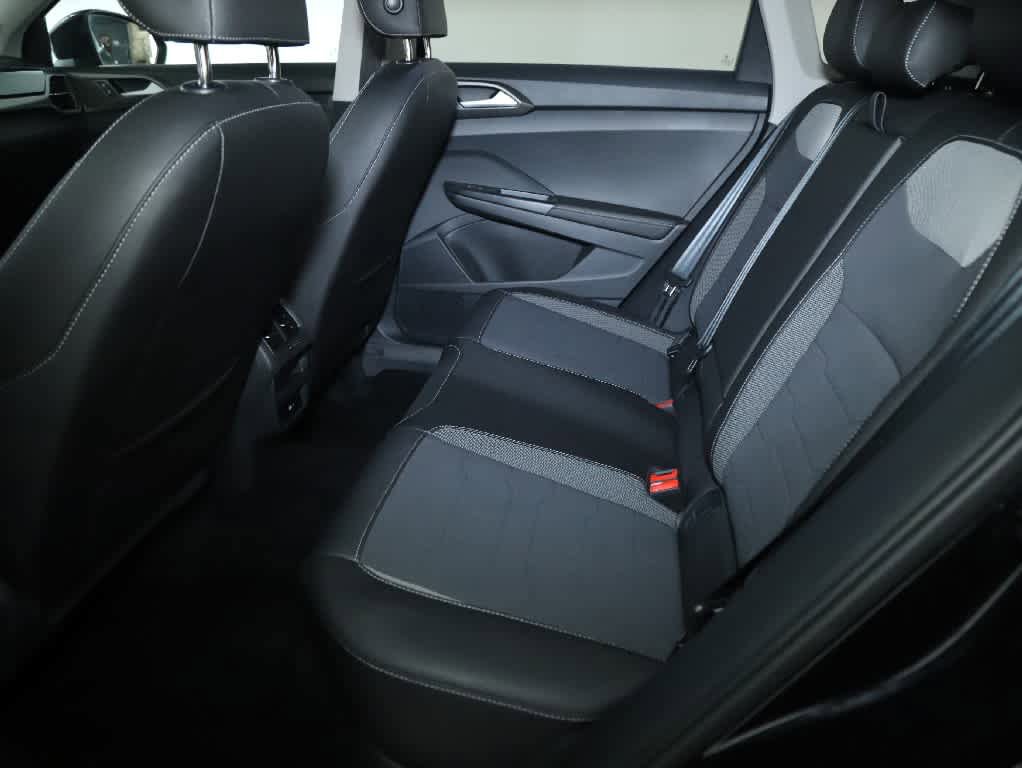Certified 2025 Volkswagen Taos SE AWD/4WD image 14