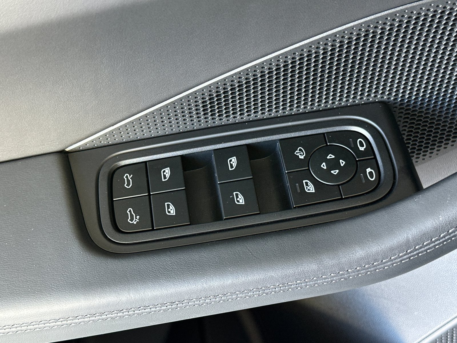 Certified 2025 Porsche Macan Electric RWD image 13