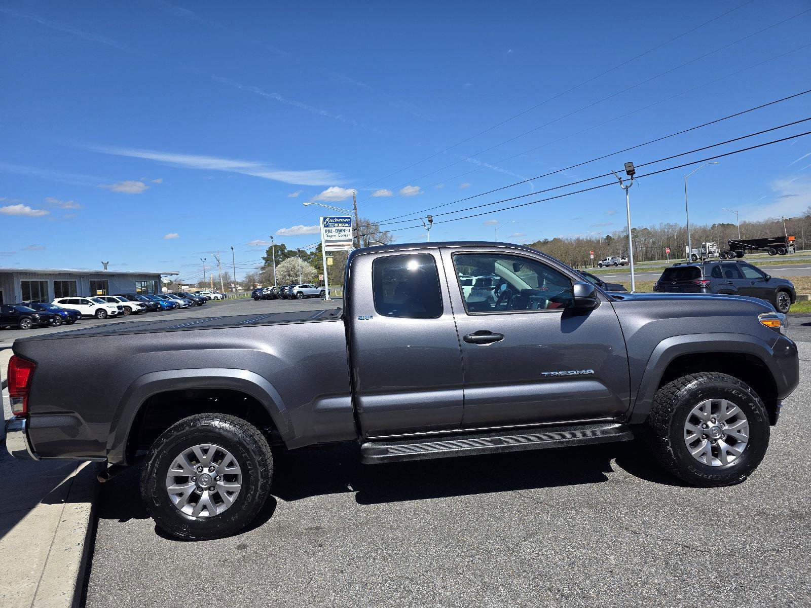 Used 2016 Toyota Tacoma SR5 w/ SR5 Appearance Package (SN) image 4