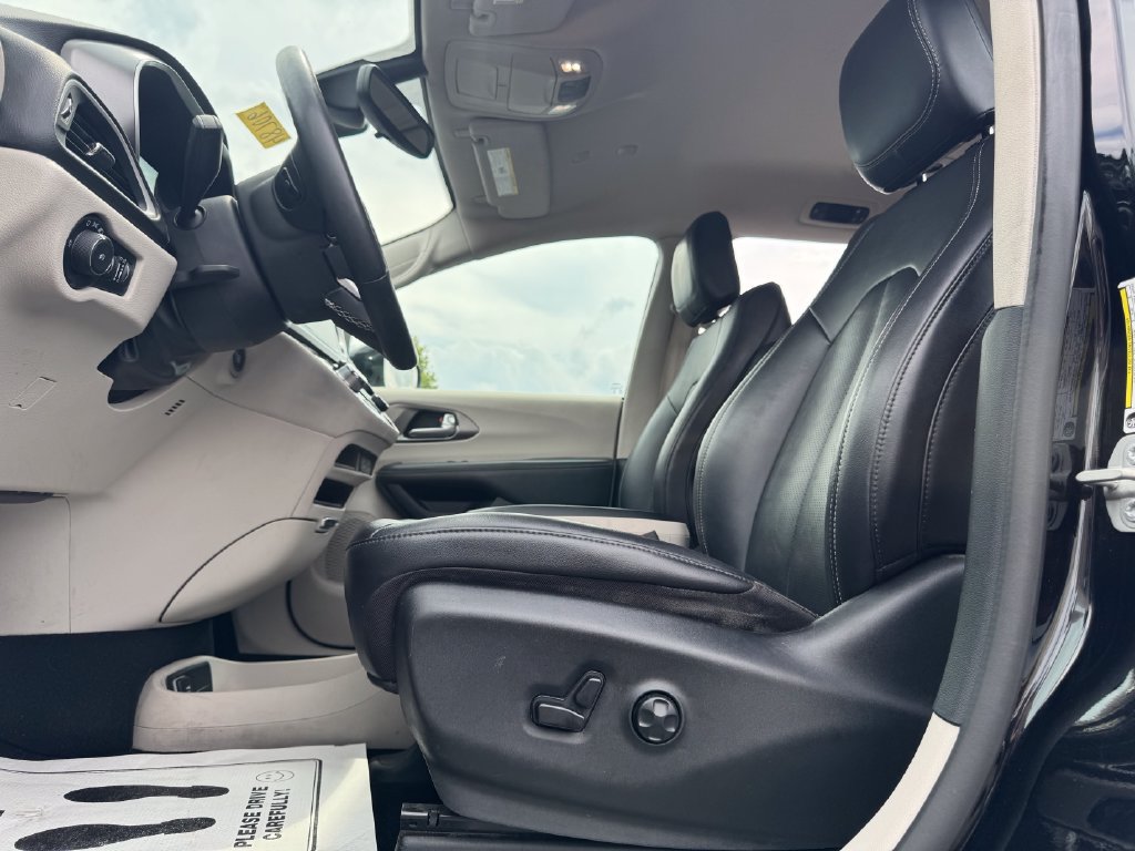 Used 2024 Chrysler Pacifica Touring-L FWD image 19