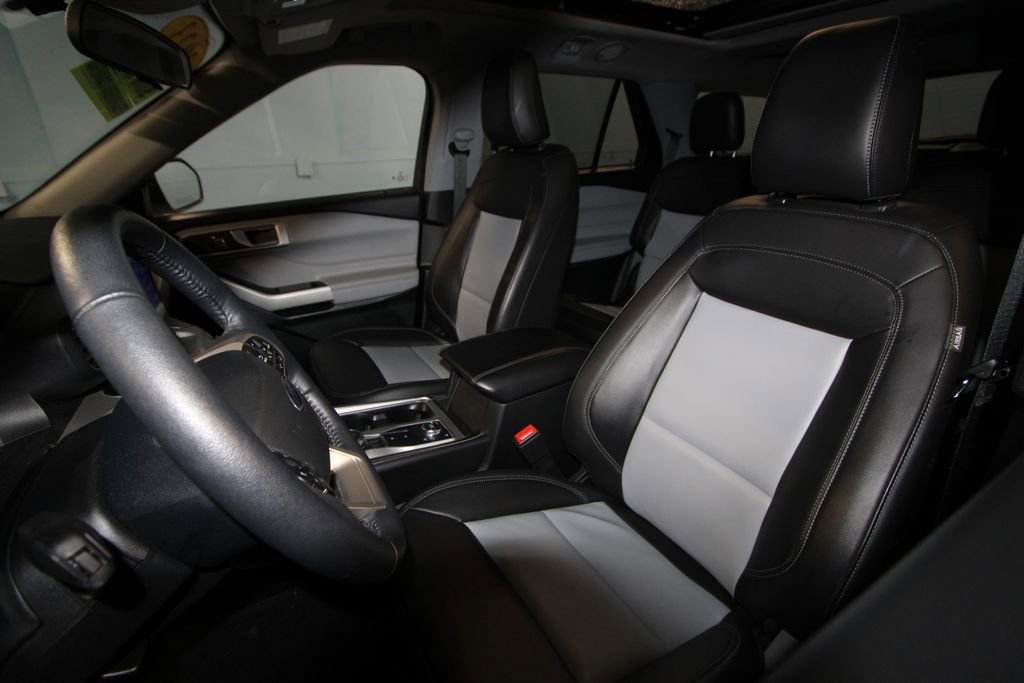 Used 2023 Ford Explorer XLT w/ Equipment Group 202A image 4