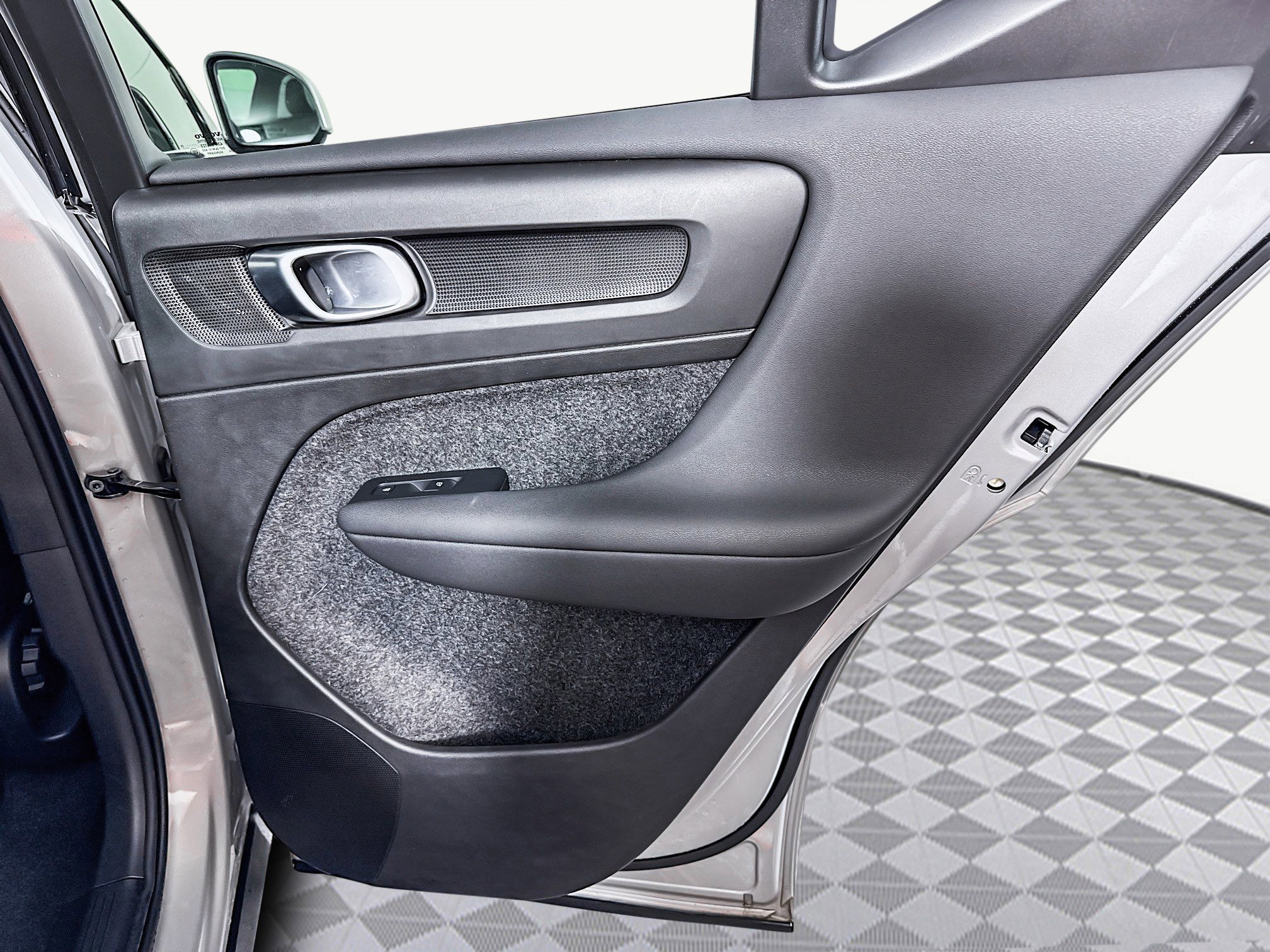 Used 2025 Volvo XC40 B5 Core image 28