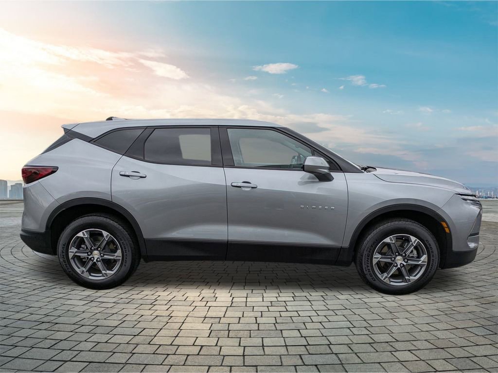 Used 2025 Chevrolet Blazer LT image 4