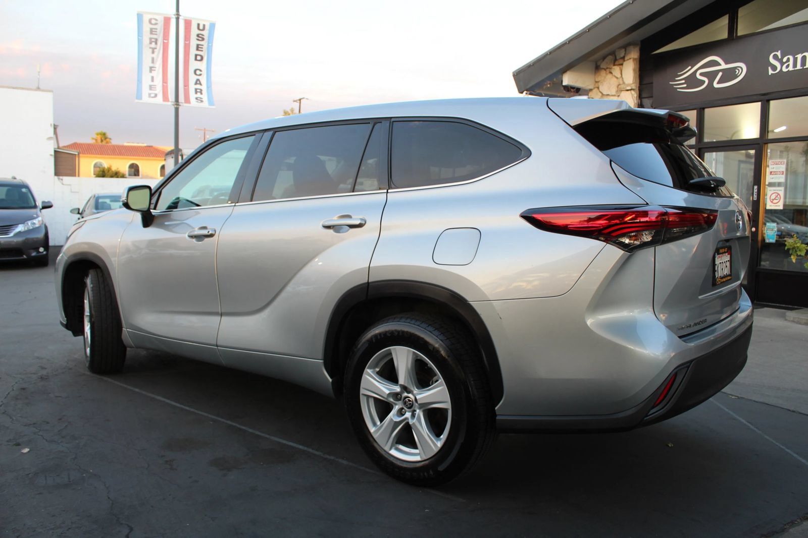 Used 2021 Toyota Highlander L FWD image 3