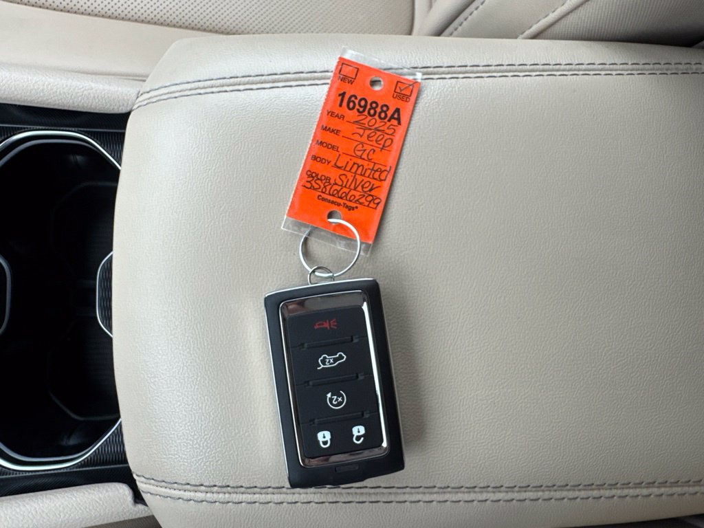 Used 2025 Jeep Grand Cherokee Limited w/ Luxury Tech Group II AWD/4WD image 30