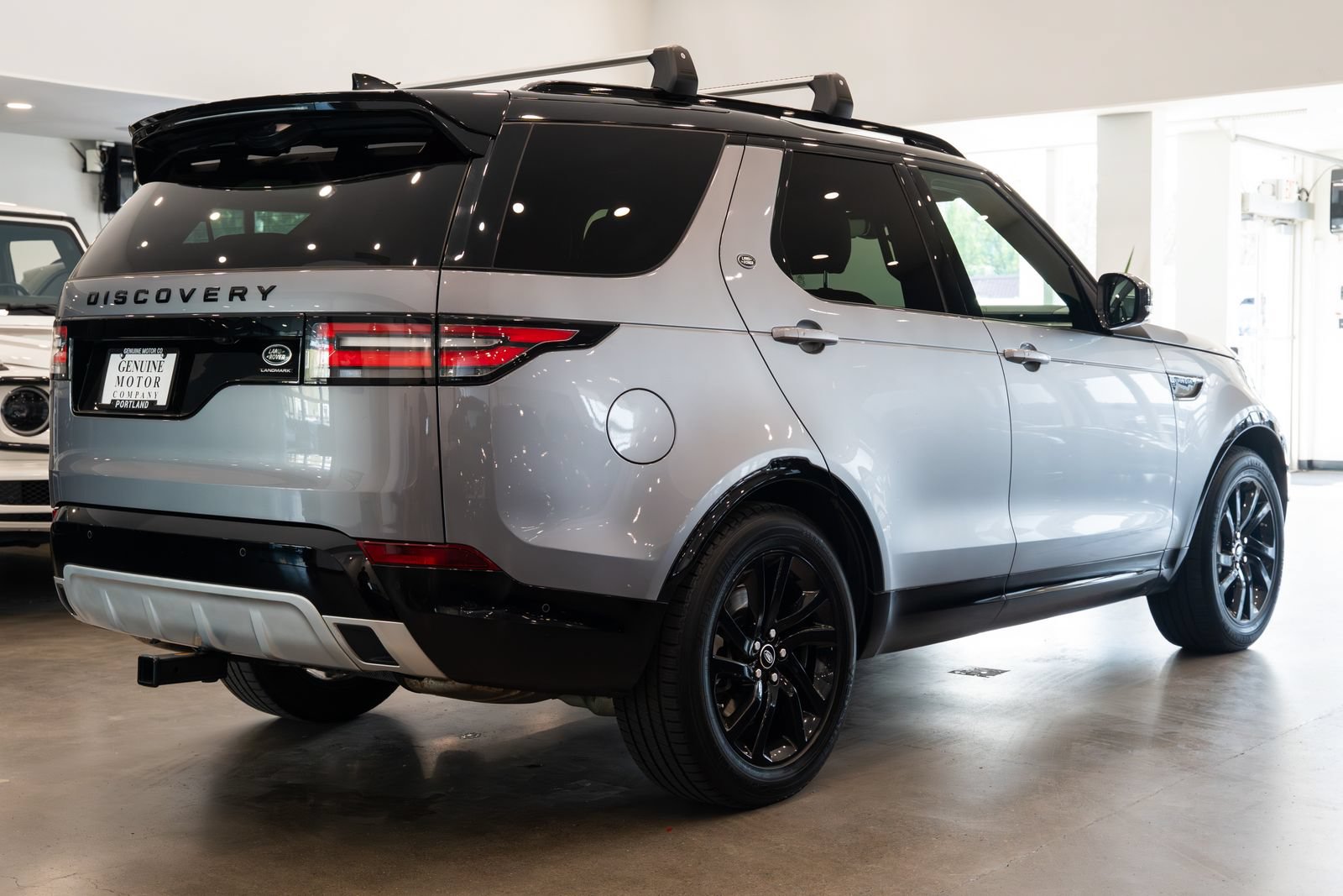 Used 2020 Land Rover Discovery Landmark AWD/4WD image 4