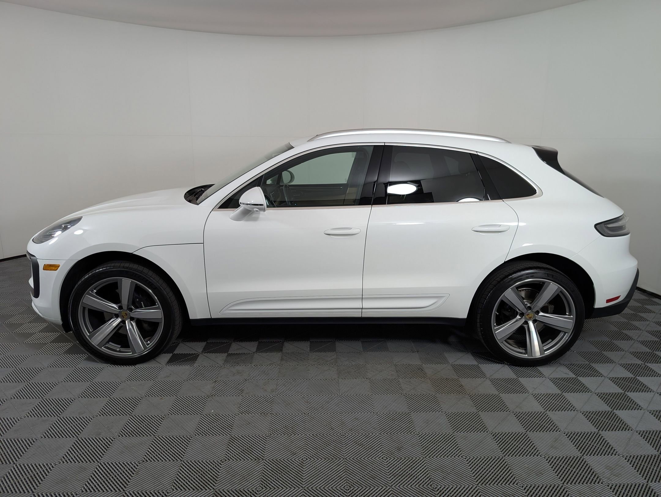 Used 2025 Porsche Macan image 2
