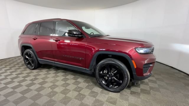 Used 2023 Jeep Grand Cherokee Altitude AWD/4WD image 2