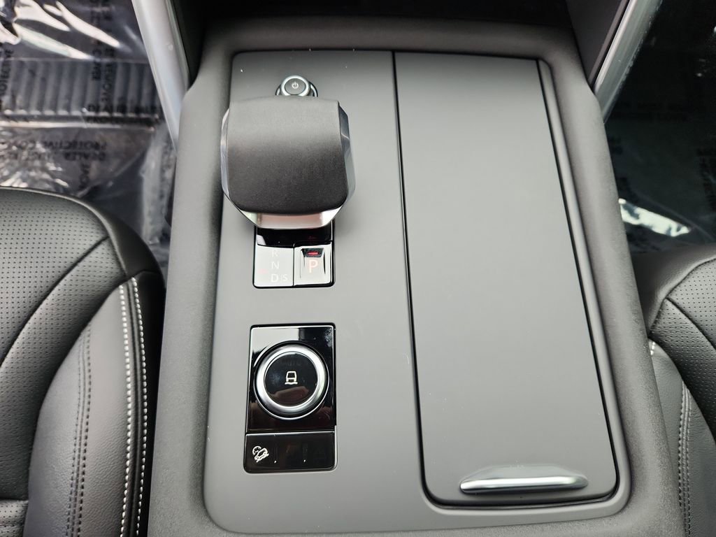 Used 2025 Land Rover Discovery S image 16