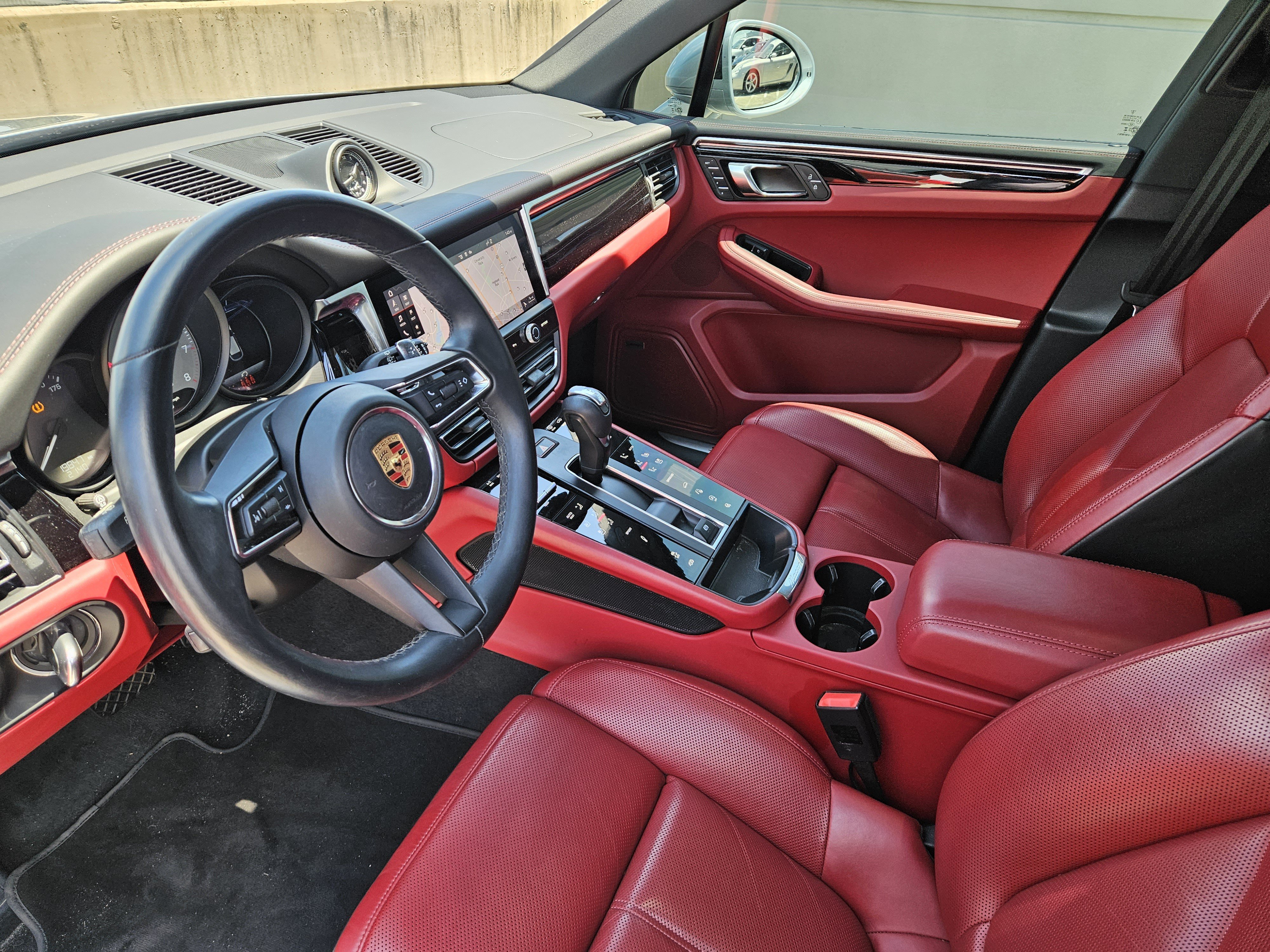 Certified 2024 Porsche Macan S AWD/4WD image 4