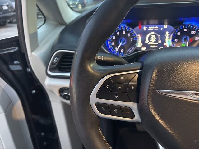 Used 2023 Chrysler Pacifica Touring-L image 17