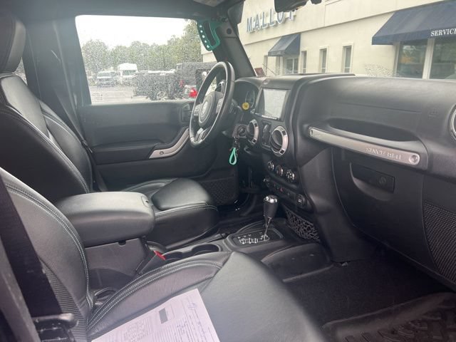 Used 2016 Jeep Wrangler Unlimited Sahara w/ Connectivity Group AWD/4WD image 5