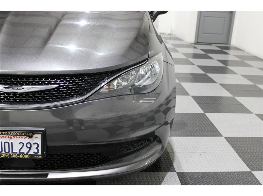 Used 2021 Chrysler Voyager Lxi image 8