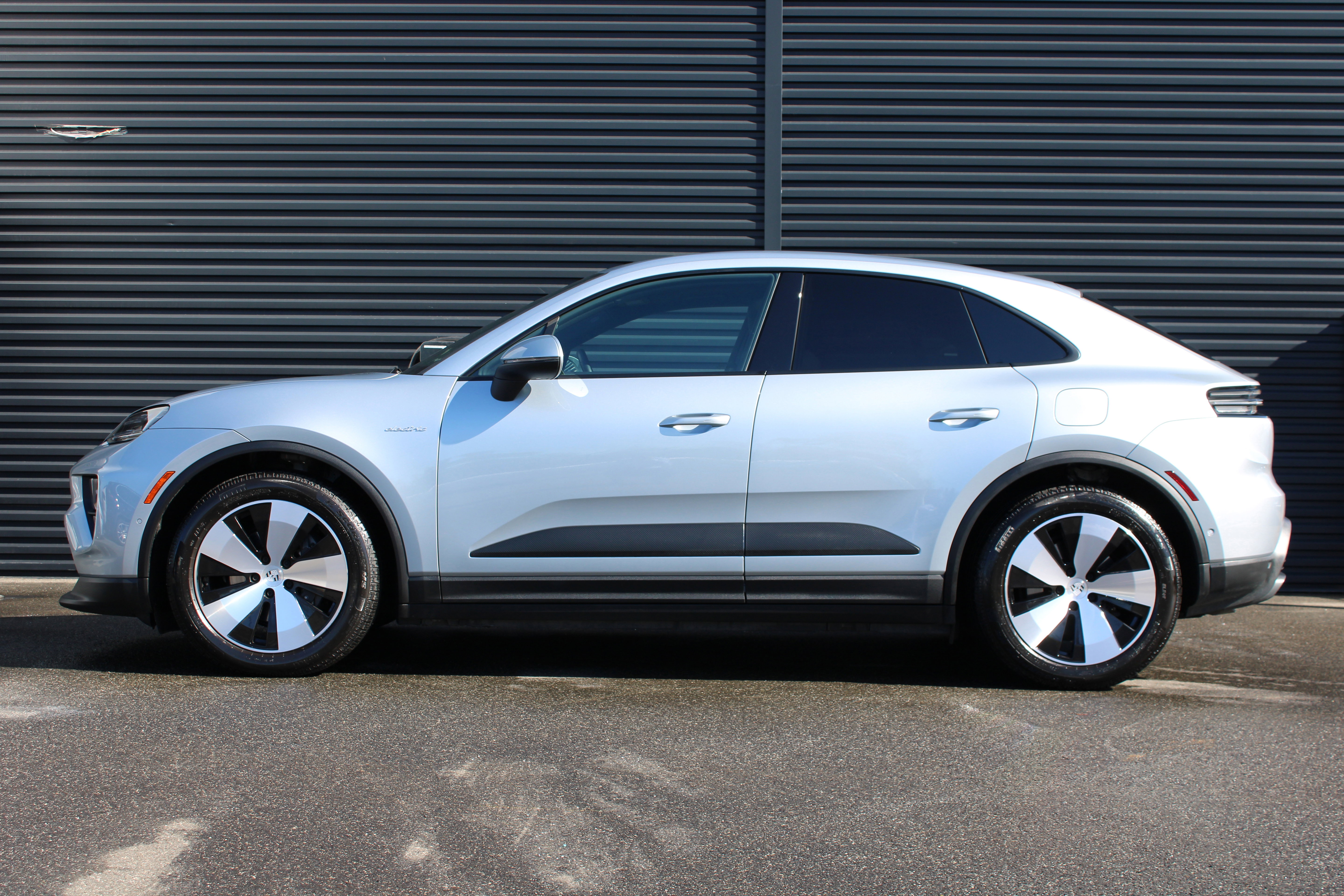 Certified 2024 Porsche Macan 4 Electric image 2