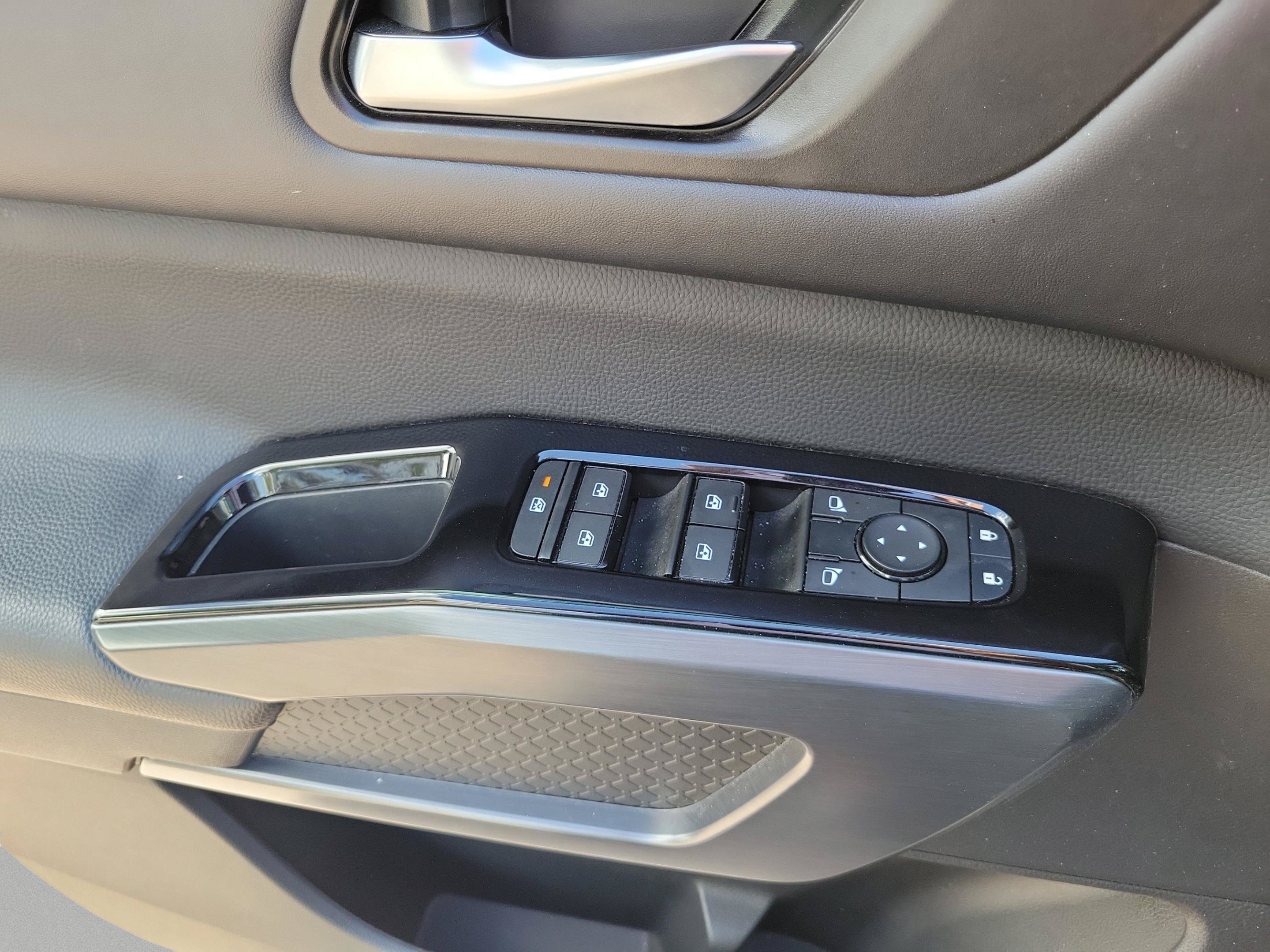 Used 2024 Nissan Pathfinder SL w/ Black Appearance Package FWD image 16